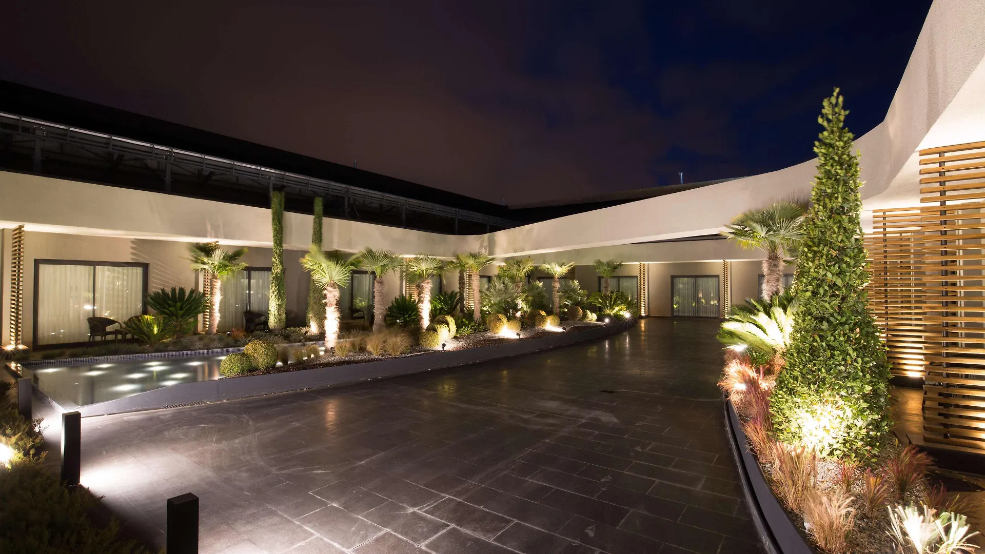 Doubletree By Hilton Izmir Airport Hotel 4*,