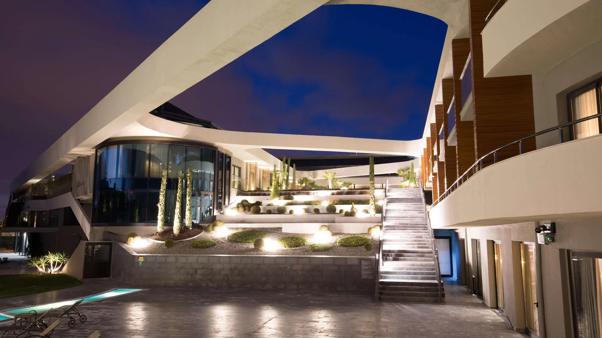Отель Doubletree By Hilton Izmir Airport